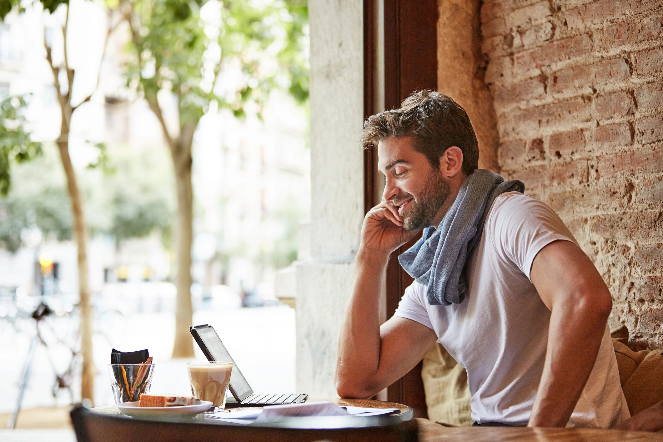 Digital nomad working from a Barcelona café